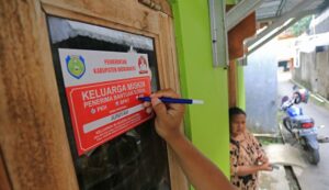 large_pemasangan_stiker_keluarga_miskin_261222_da_2_1_5eadb2357d