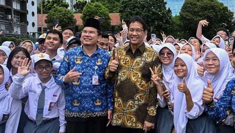menteri-keuangan-menkeu-purbaya-yudhi-sadewa-saat-melakukan-kunjungan-di-sman-3-jakarta-senin-10112025-1762763582541_169