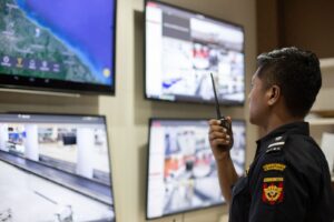 petugas_bea_cukai_pantau_cctv_6653e717ec