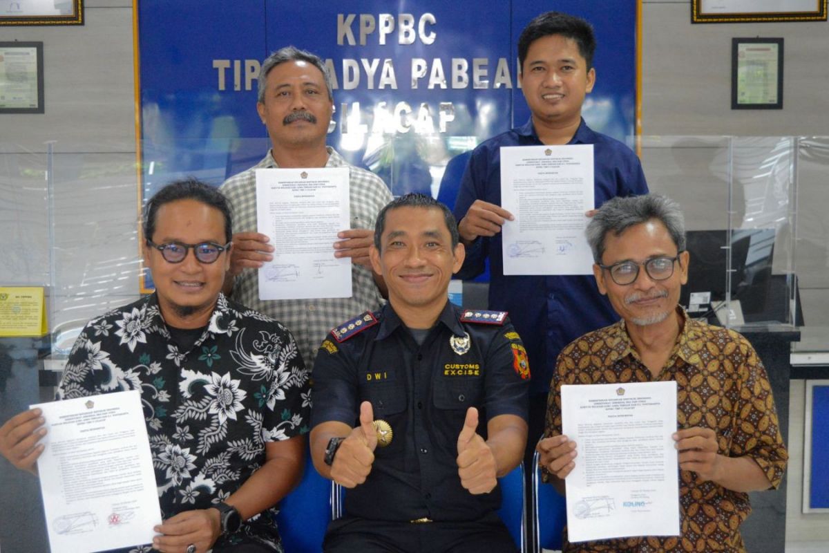 plt-kepala-kantor-bea-cukai-cilacap-dwijanto-wahjudi-bersama-yehr