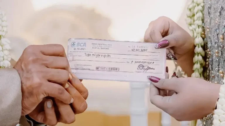 68e8790c99486-kakek-74-tahun-menikahi-gadis-24-tahun-di-pacitan-dengan-mahar-uang-3-miliar_1265_711