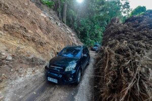 antarafoto_akses_darat_agam_bukittinggi_via_kelok_44_mulai_normal_1765010599_dcd81d2659