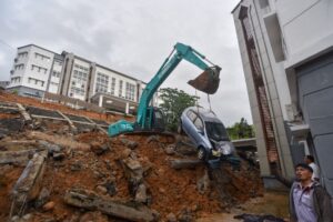 antarafoto_longsor_bangunan_kampus_uin_imam_bonjol_padang_1765178433_7a49514eb6