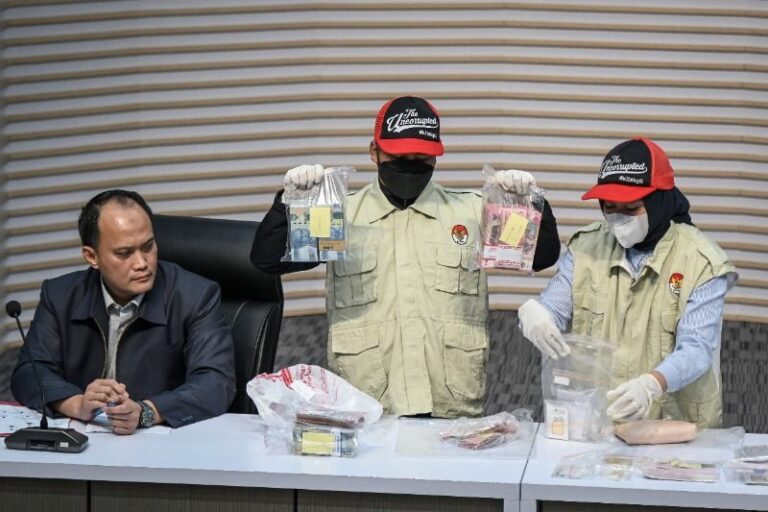 antarafoto_penahanan_tersangka_kasus_suap_di_lampung_tengah_1765455103_f9e302d7bd