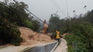 kondisi-tiang-pln-tumbang-imbas-longsor-di-tapteng-sibolga-dok-pln-uid-sumut-1764075994881_169