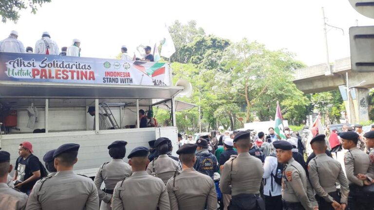 massa-pa-212-gelar-demo-di-depan-kedubes-as-annisadetikcom-2_169